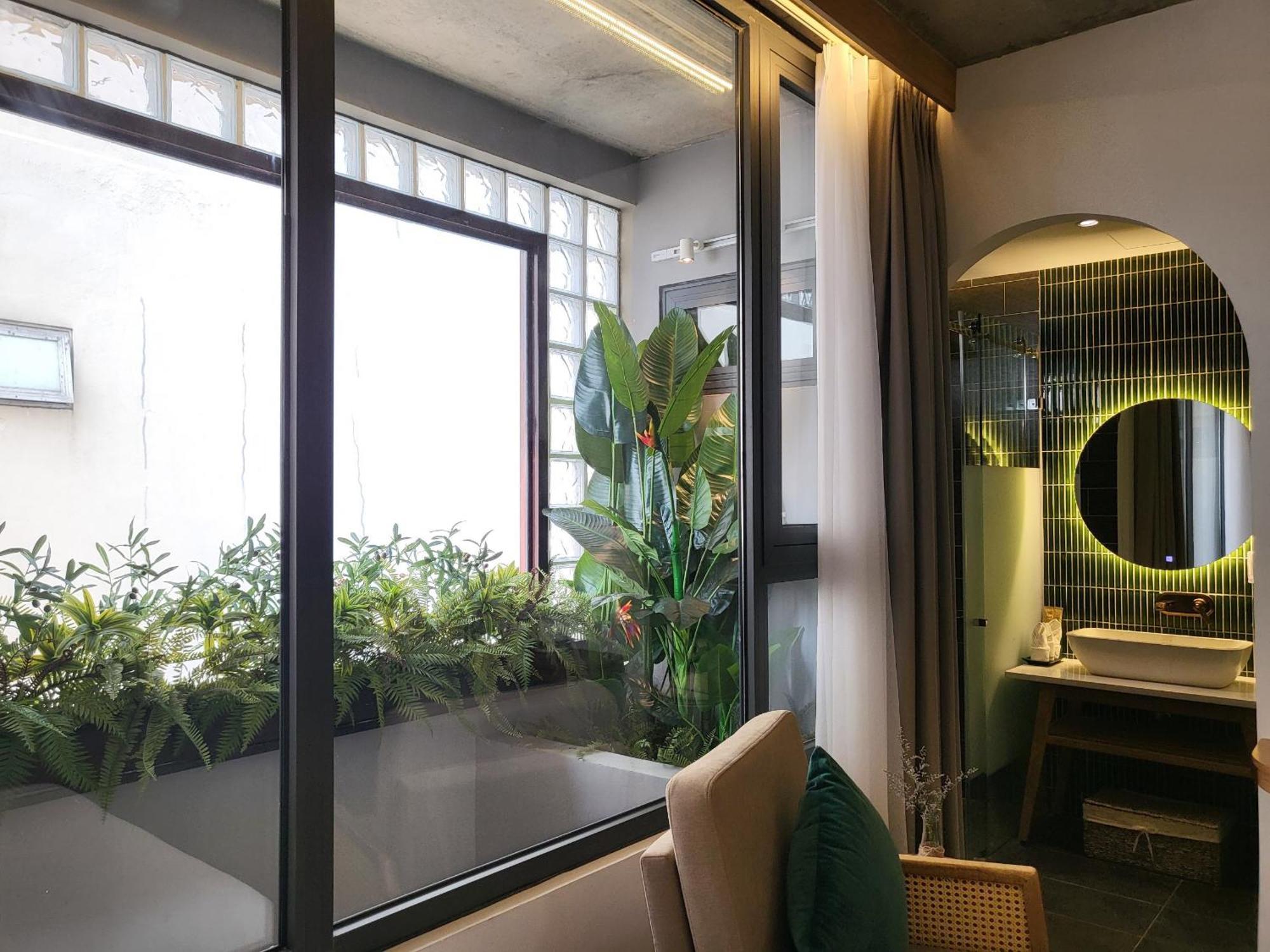 Khách sạn Leaf Beachfront
