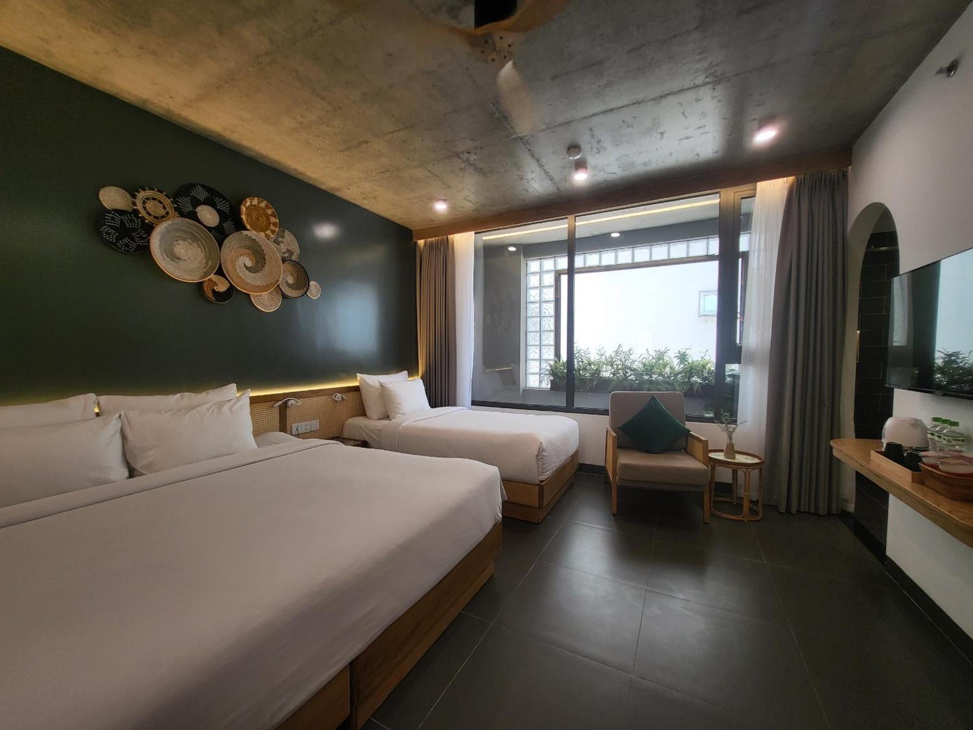 Khách sạn Leaf Beachfront 4*